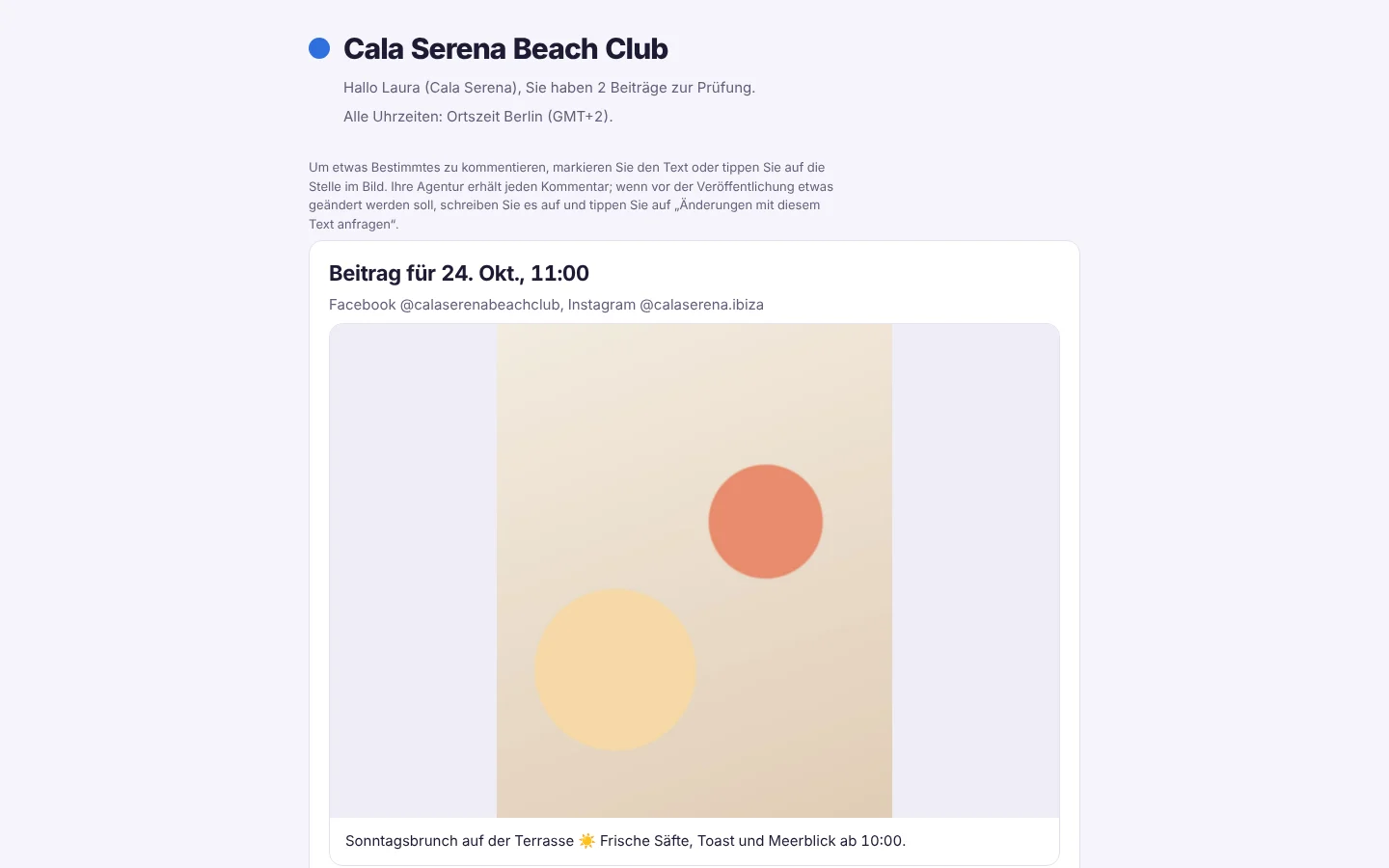 Freigabeseite des Kunden Cala Serena Beach Club am Computer: „Hallo Laura. Sie haben 2 Beiträge zur Prüfung“, mit Bild und Text des Beitrags vom 24. Oktober, einem Sonntagsbrunch auf der Terrasse.
