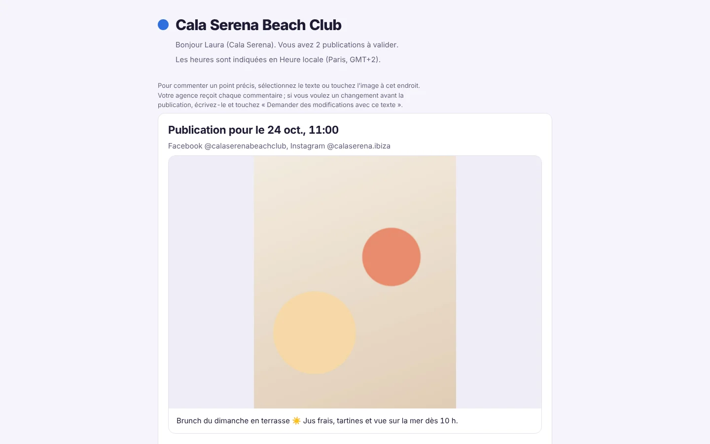Page de validation du client Cala Serena Beach Club sur ordinateur : « Bonjour Laura. Vous avez 2 publications à valider », avec l’image et le texte de la publication du 24 octobre, un brunch du dimanche en terrasse.