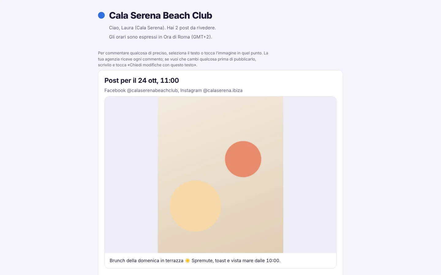 Pagina di revisione del cliente Cala Serena Beach Club al computer: «Ciao, Laura. Hai 2 post da rivedere», con l’immagine e il testo del post del 24 ottobre, un brunch della domenica in terrazza.