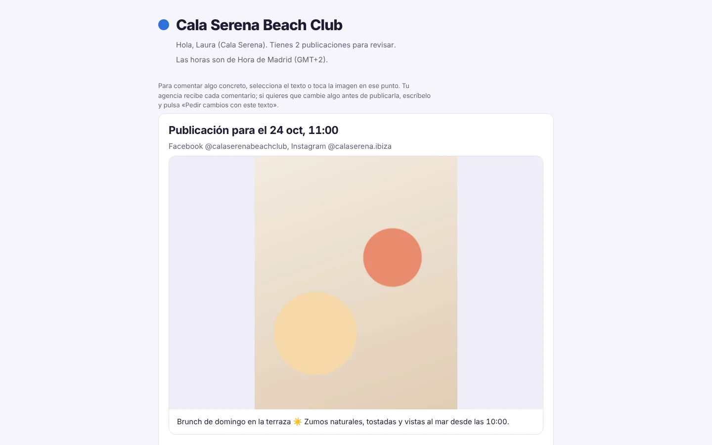 Página de revisión del cliente Cala Serena Beach Club en el ordenador: «Hola, Laura. Tienes 2 publicaciones para revisar», con la imagen y el texto de la publicación del 24 de octubre, un brunch de domingo en la terraza.